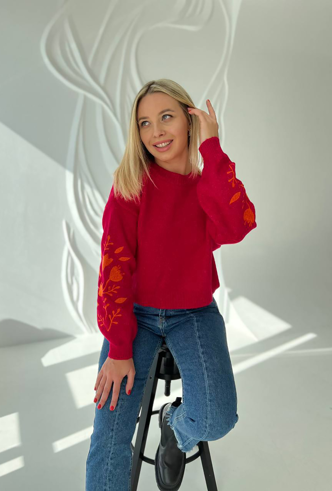 Малиновий светр із вишивкою — 565192. Maritel Малиновий светр із вишивкою — 565192. Maritel