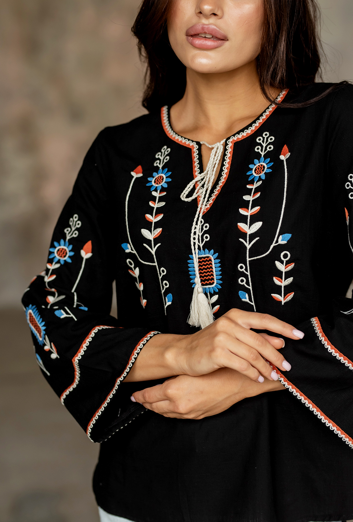 Черная вышиванка с подсолнухом —  698038. Maritel. Изображенние 1