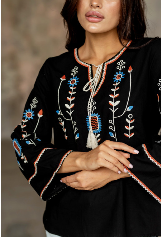 Черная вышиванка с подсолнухом —  698038. Maritel. Изображенние 1 Черная вышиванка с подсолнухом —  698038. Maritel. Изображенние 1