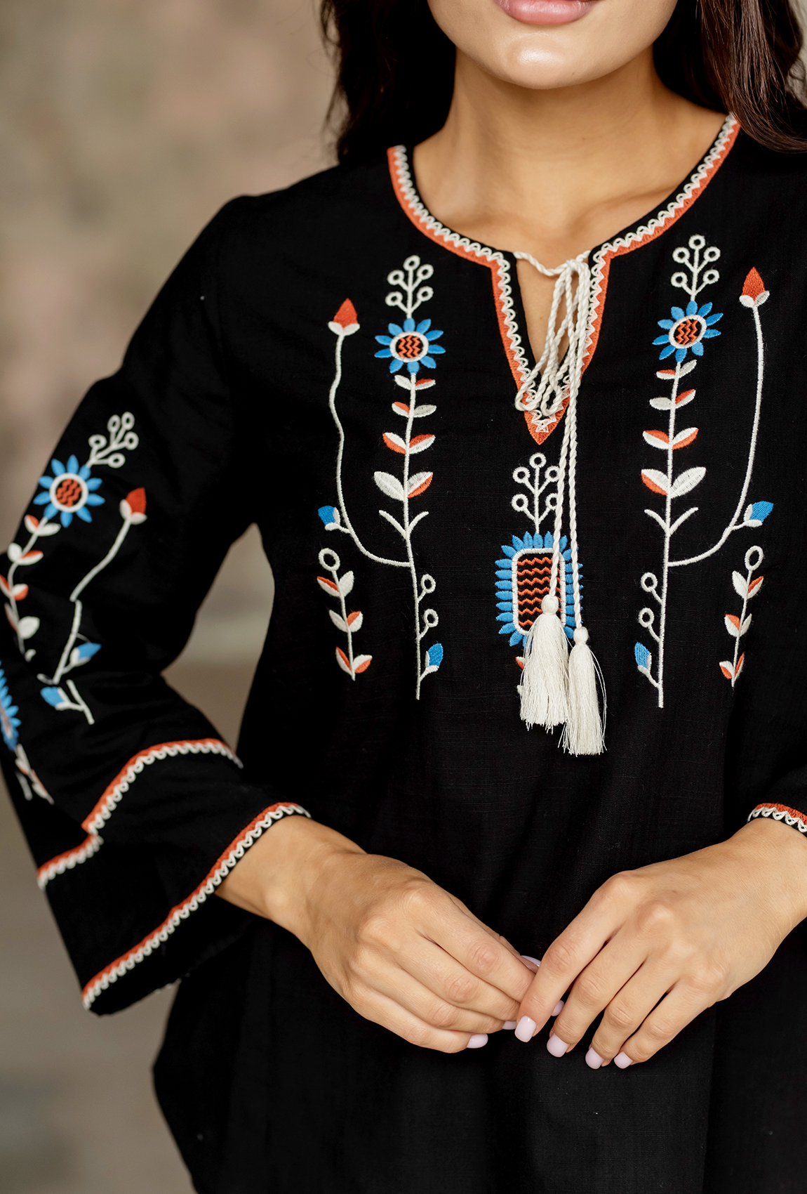Черная вышиванка с подсолнухом —  698038. Maritel. Изображенние 2