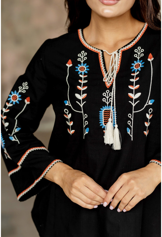 Черная вышиванка с подсолнухом —  698038. Maritel. Изображенние 2 Черная вышиванка с подсолнухом —  698038. Maritel. Изображенние 2