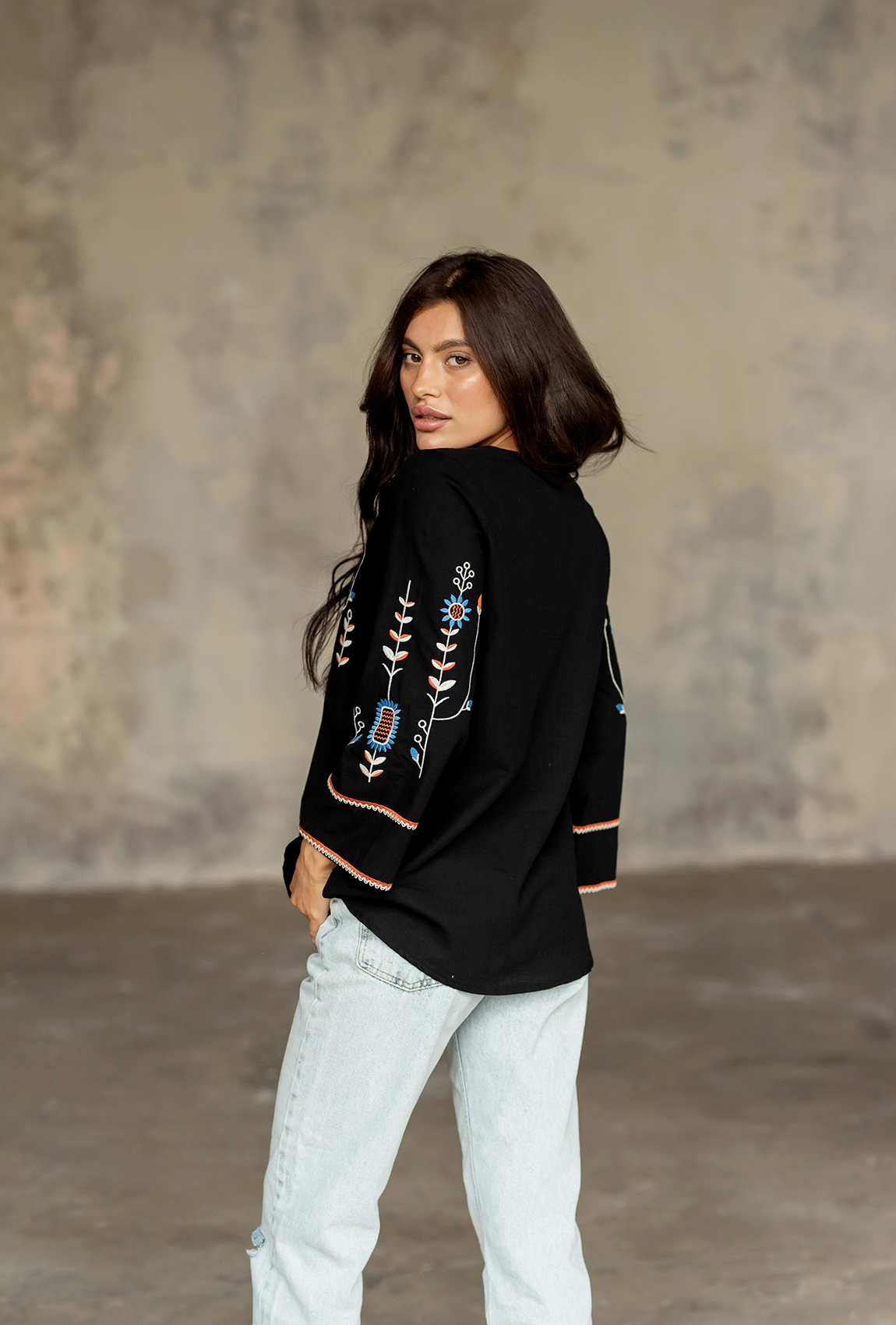 Черная вышиванка с подсолнухом —  698038. Maritel. Изображенние 3