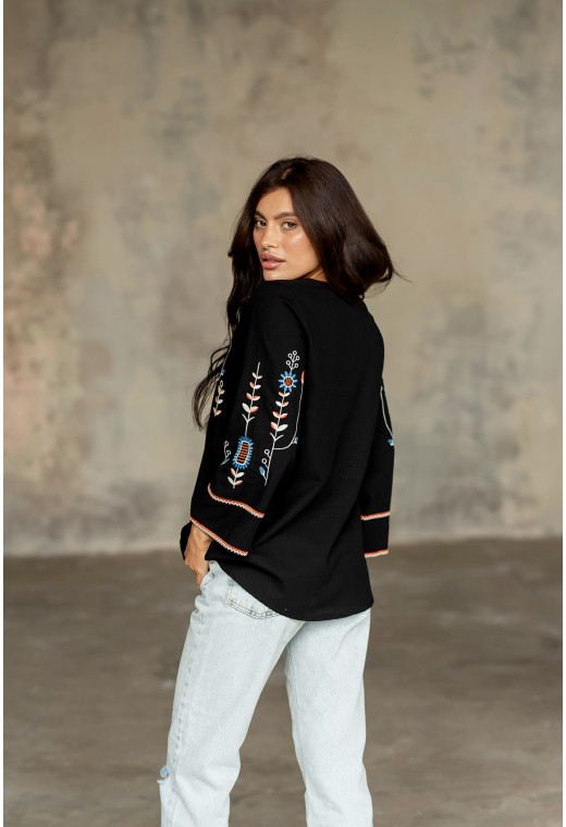 Черная вышиванка с подсолнухом —  698038. Maritel. Изображенние 3 Черная вышиванка с подсолнухом —  698038. Maritel. Изображенние 3