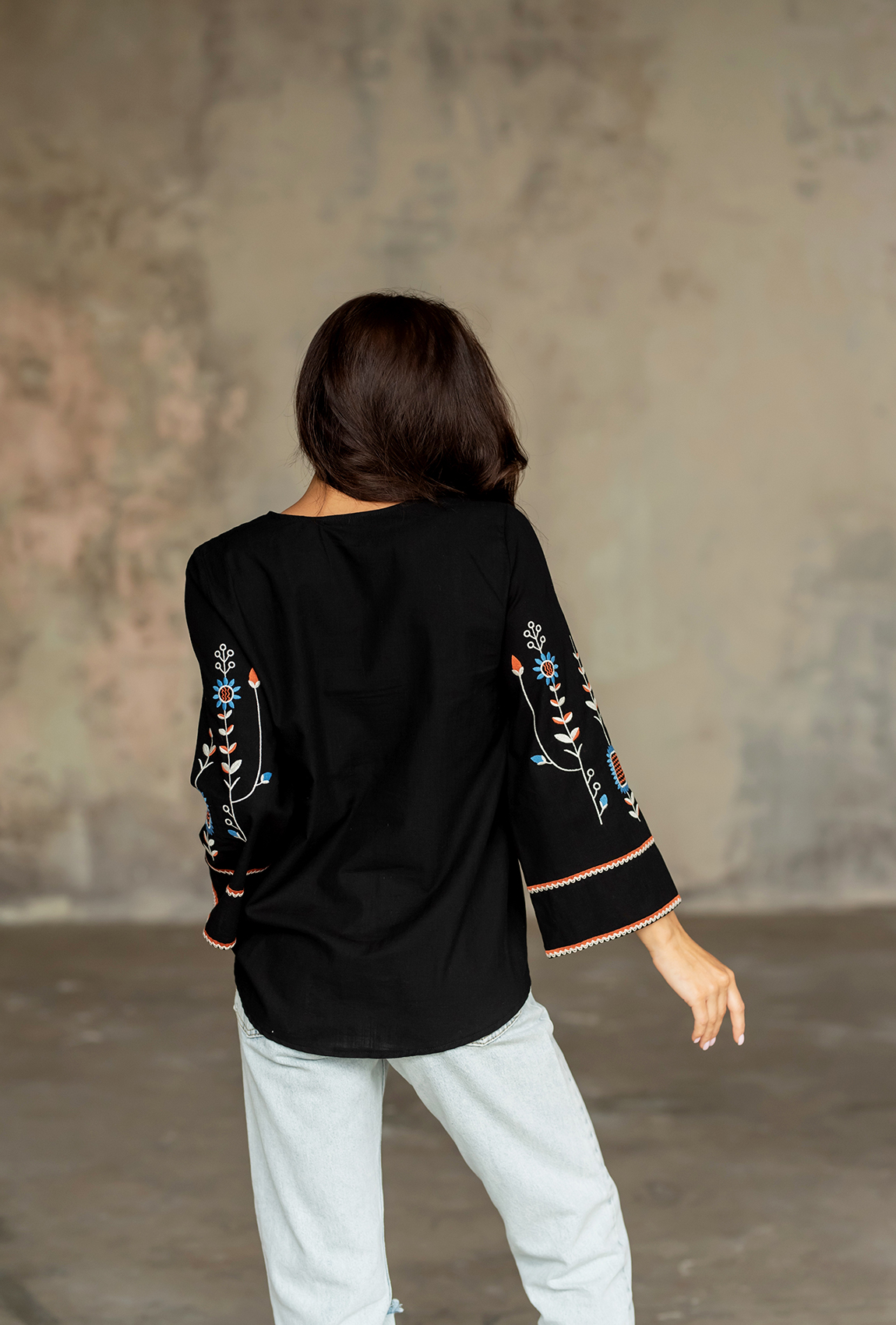 Черная вышиванка с подсолнухом —  698038. Maritel. Изображенние 4