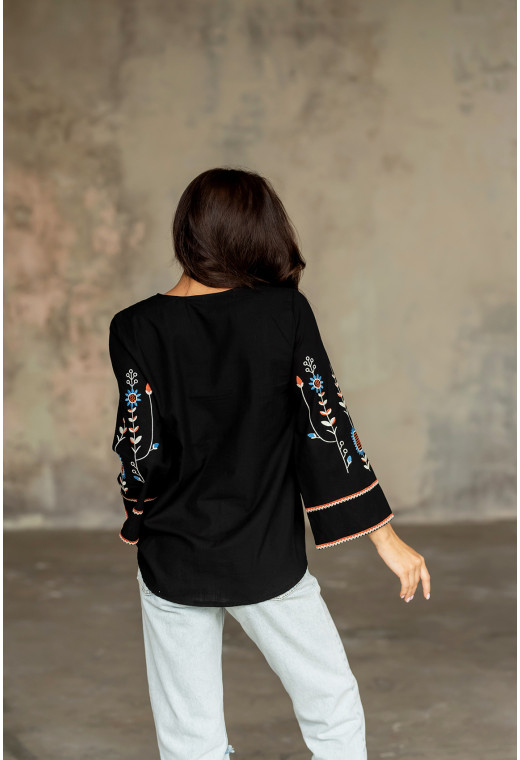 Черная вышиванка с подсолнухом —  698038. Maritel. Изображенние 4 Черная вышиванка с подсолнухом —  698038. Maritel. Изображенние 4