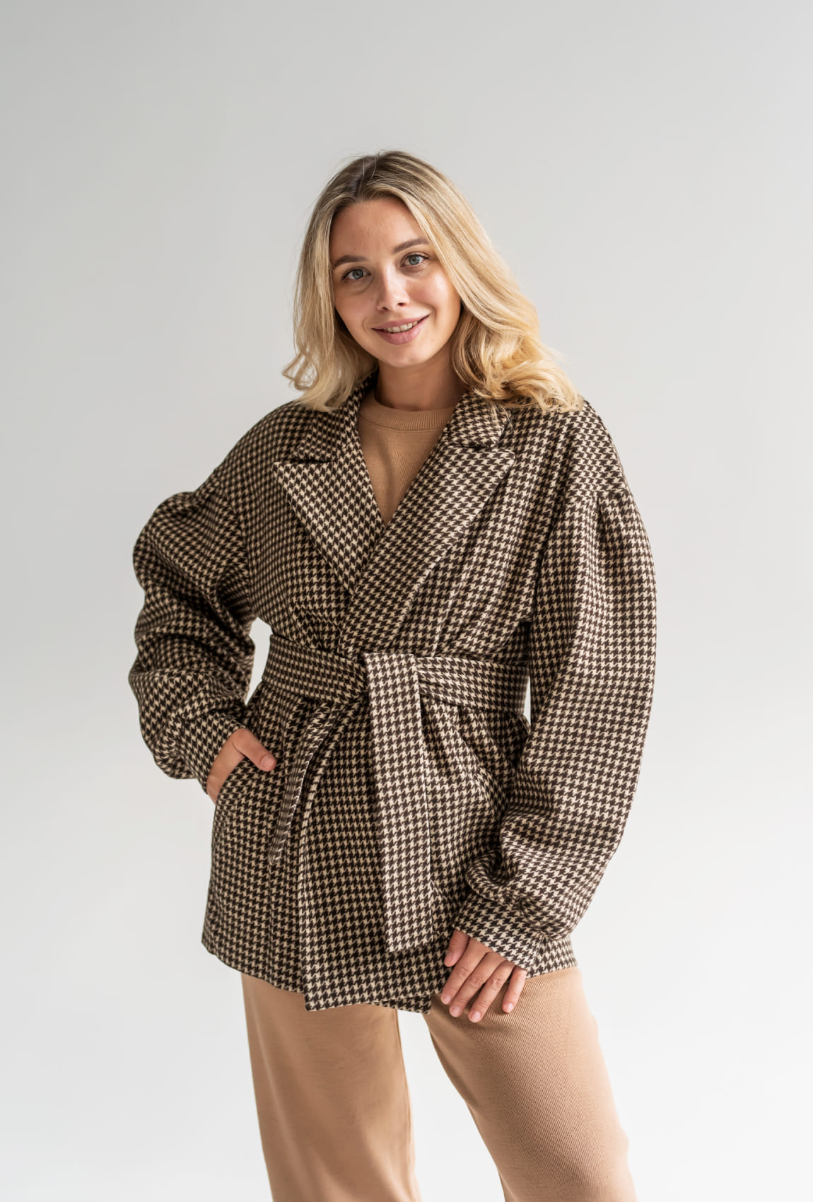 Коричнево-бежевый жакет с поясом —  835755. Maritel