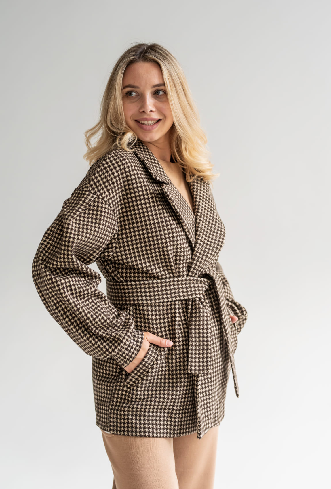 Коричнево-бежевый жакет с поясом —  835755. Maritel. Изображенние 1