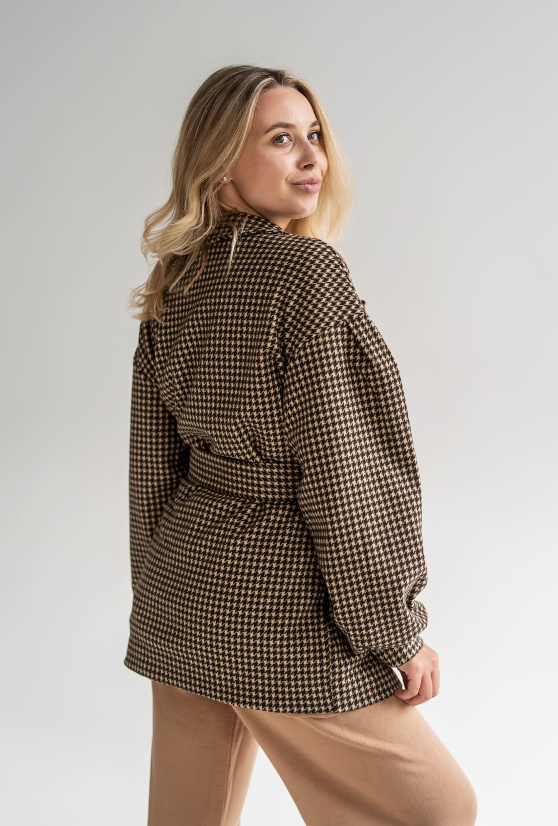 Коричнево-бежевый жакет с поясом —  835755. Maritel. Изображенние 2