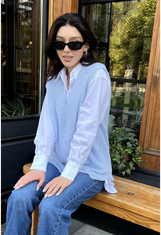 Голубая жилетка с разрезами — 721056. Maritel. Изображенние 1 Голубая жилетка с разрезами — 721056. Maritel. Изображенние 1