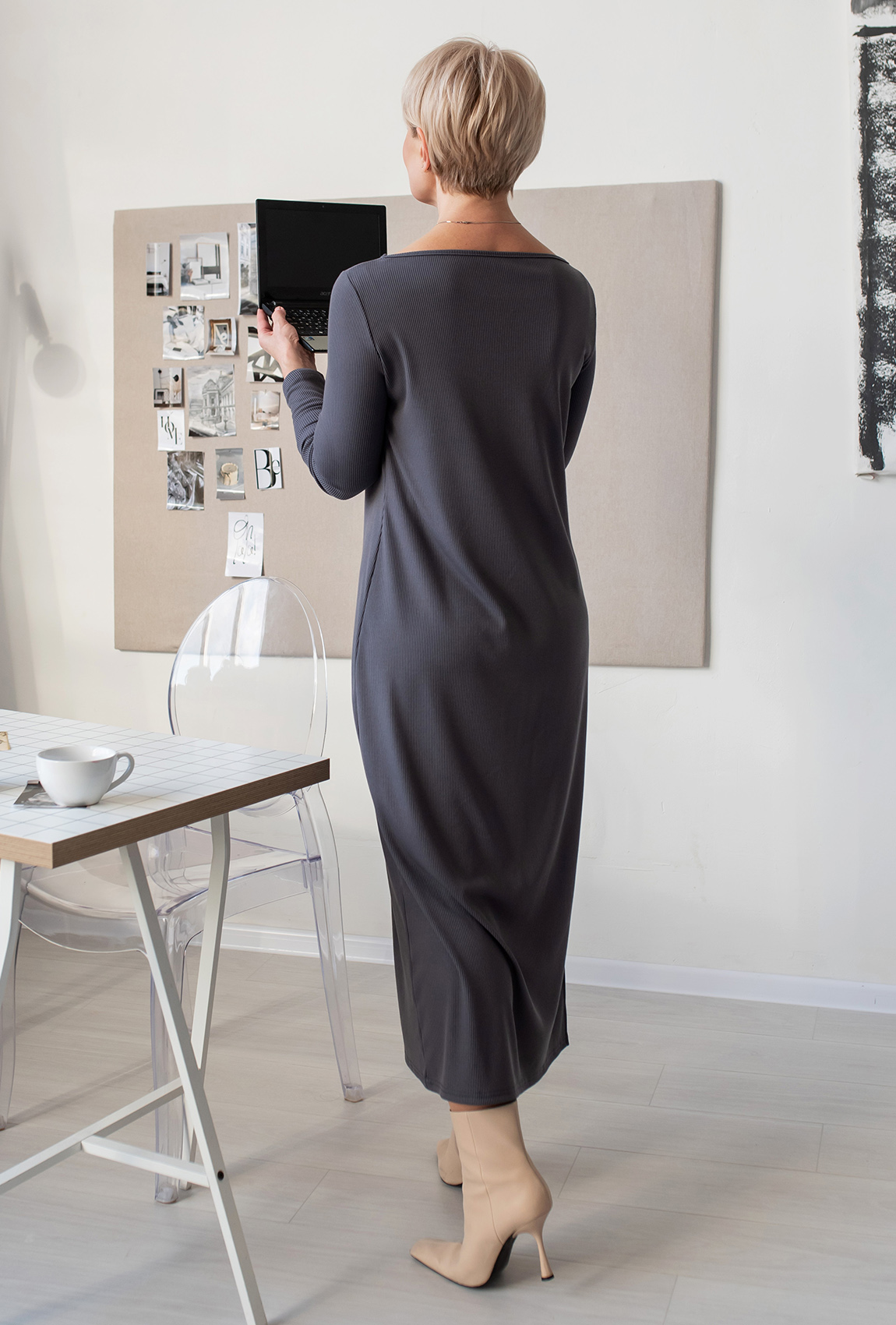 Серое платье в рубчик с длинным рукавом —  261690. Maritel. Изображенние 1