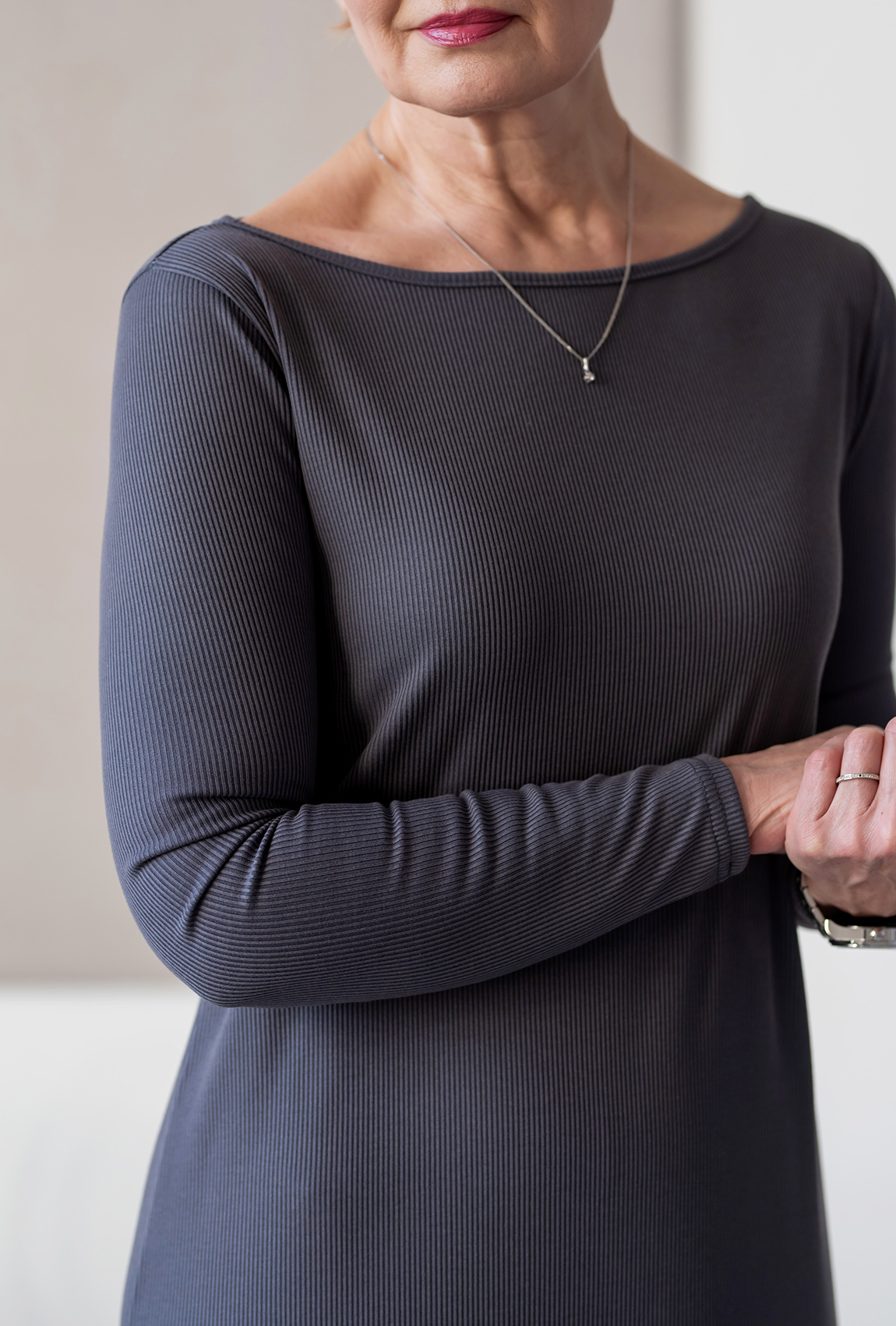 Серое платье в рубчик с длинным рукавом —  261690. Maritel. Изображенние 2