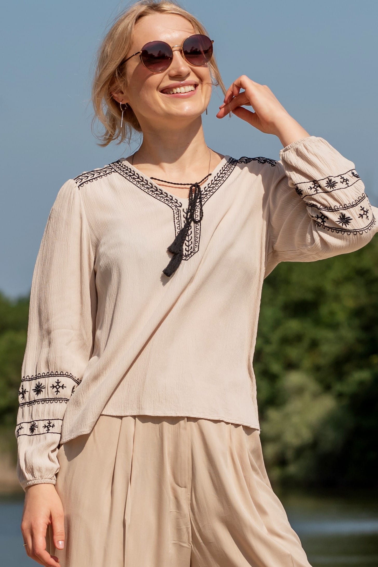 Бежевая вышиванка — 647391. Maritel Бежевая вышиванка — 647391. Maritel