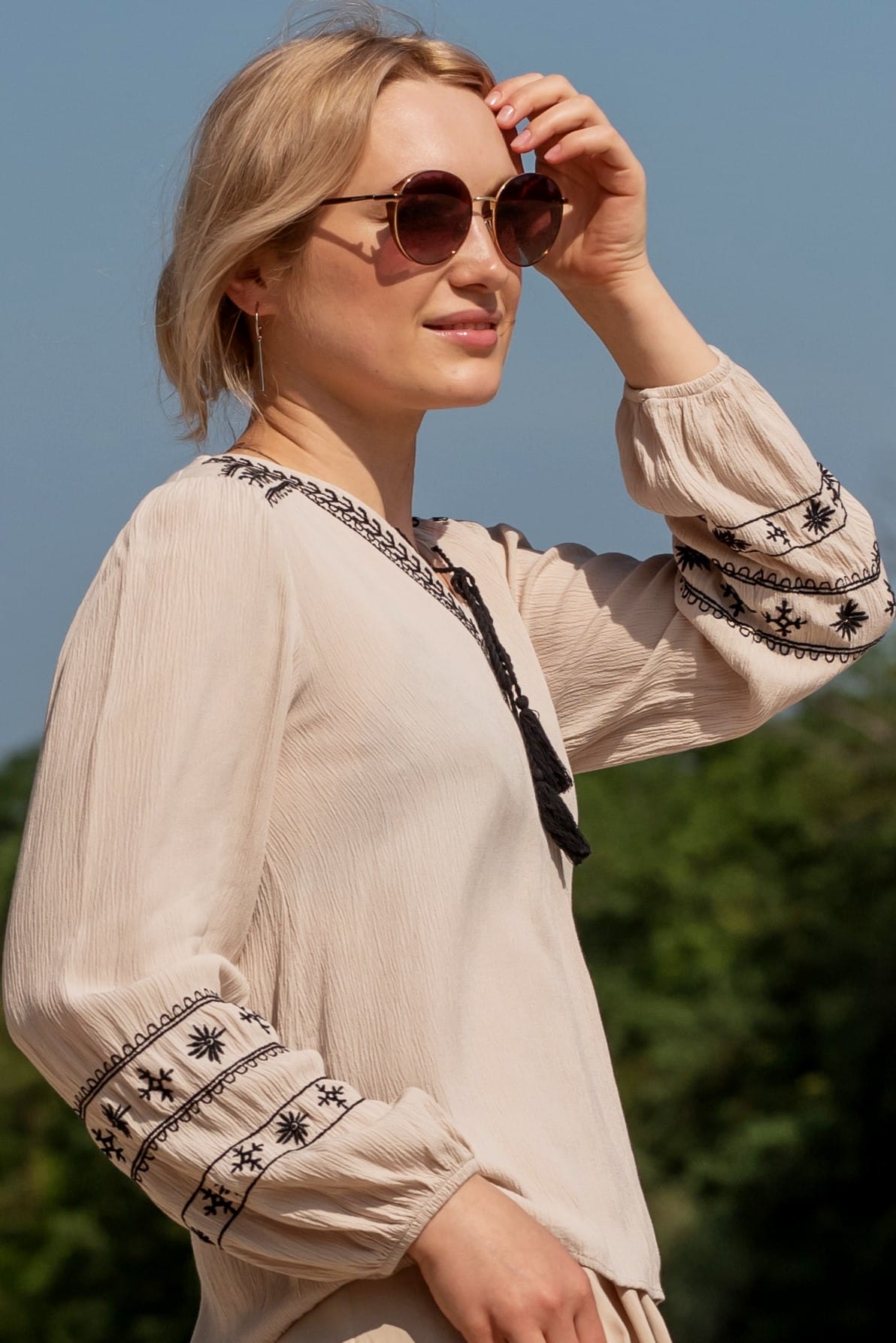 Бежевая вышиванка — 647391. Maritel. Изображенние 1 Бежевая вышиванка — 647391. Maritel. Изображенние 1