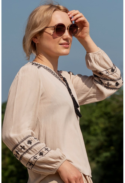 Бежевая вышиванка — 647391. Maritel. Изображенние 1 Бежевая вышиванка — 647391. Maritel. Изображенние 1